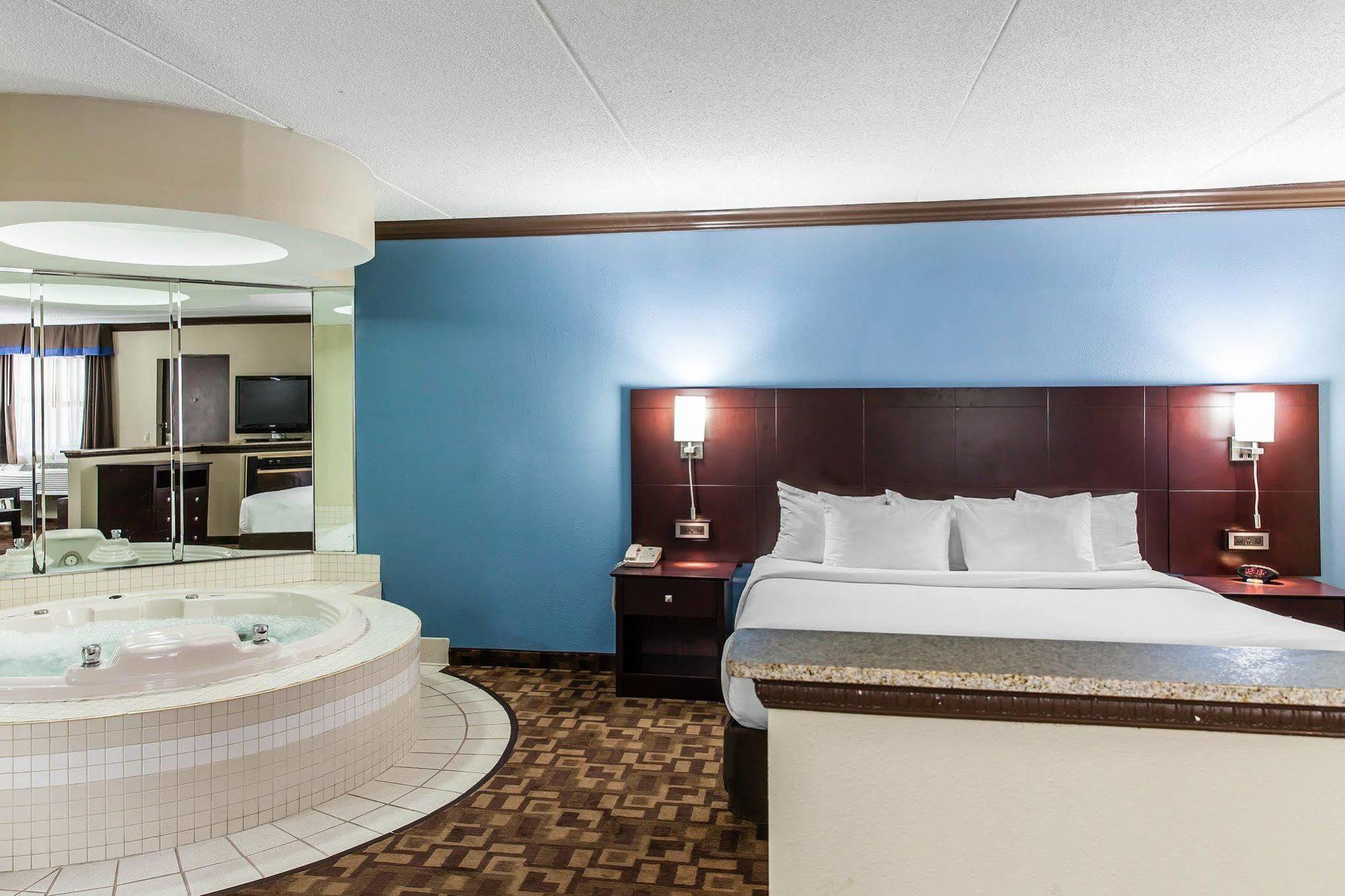 קוויקרטאון Comfort Inn & Suites מראה חיצוני תמונה